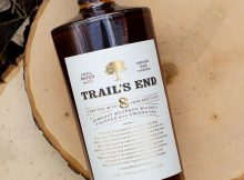 Trail's End Whiskey的图像由敞篷河蒸馏器提供